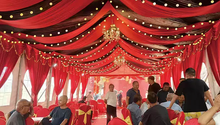 A toló-húzható sátor boros banketthez forradalmasítja a szabadtéri étkezési élményt