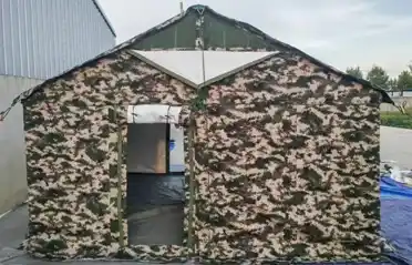 Hogyan kezeli a szűk negyedeket, amikor egy mezőnycsapat együtt táboroz? A Tangshan Pengcheng Outdoor Model 84A pamut csapatsátor növeli a szállás hatékonyságát.
